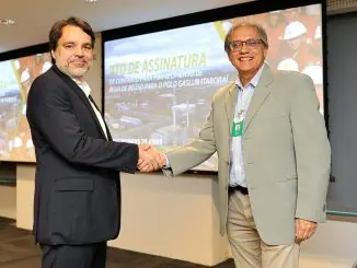 Diretor de Novos Negócios da Aegea, Rafael Negrão Rossi, e o Gerente Executivo de Tecnologia de Refino e Gestão de Ativos da Petrobras, Rodrigo Abramof durante ato de assinatura no Rio de Janeiro