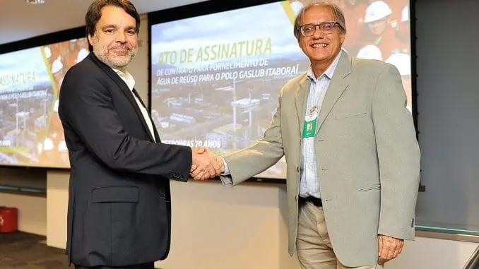 Diretor de Novos Negócios da Aegea, Rafael Negrão Rossi, e o Gerente Executivo de Tecnologia de Refino e Gestão de Ativos da Petrobras, Rodrigo Abramof durante ato de assinatura no Rio de Janeiro