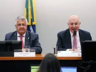 Bacelar (e) e Arnaldo Jardim: relator e presidente da comissão. Foto de Renato Araújo/Câmara dos Deputados Fonte: Agência Câmara de Notícias