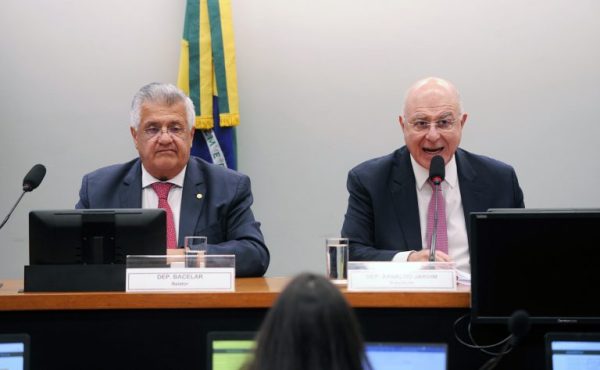 Bacelar (e) e Arnaldo Jardim: relator e presidente da comissão. Foto de Renato Araújo/Câmara dos Deputados Fonte: Agência Câmara de Notícias