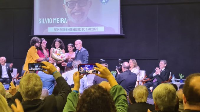 Silvio Meira recebe título Eminente Engenheiro do Ano 2023 no IE, acompanhado dos seus três filhos.