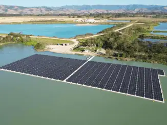 A primeira usina de energia solar flutuante construída em um lago oriundo de uma cava de mineração de areia, no município em Roseira, no Vale do Paraíba – SP.