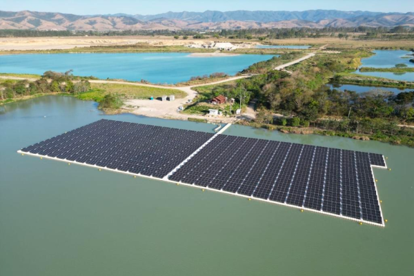 A primeira usina de energia solar flutuante construída em um lago oriundo de uma cava de mineração de areia, no município em Roseira, no Vale do Paraíba – SP.