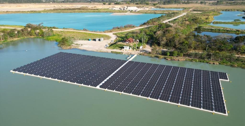 A primeira usina de energia solar flutuante construída em um lago oriundo de uma cava de mineração de areia, no município em Roseira, no Vale do Paraíba – SP.