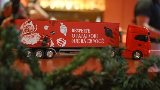 Como fazer um caminhão de Natal da Coca-Cola usando latinhas e