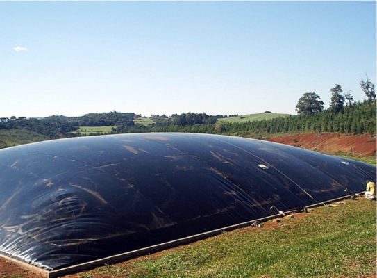 O principal material utilizado em sistemas de biogás, seja para resíduos sólidos urbanos, indústria ou agropecuária, é a geomembrana, aplicada no revestimento inferior e como cobertura dos biodigestores.