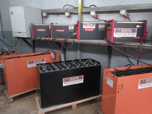 Foto: Instalação da Elemento Baterias: avançado sistema de recarga da Fronius garante integridade às baterias reparadas.