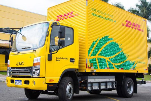 Na América Latina, a DHL Supply Chain anunciou recentemente um investimento de EUR 500 milhões em um plano de cinco anos que inclui projetos de descarbonização da frota regional.