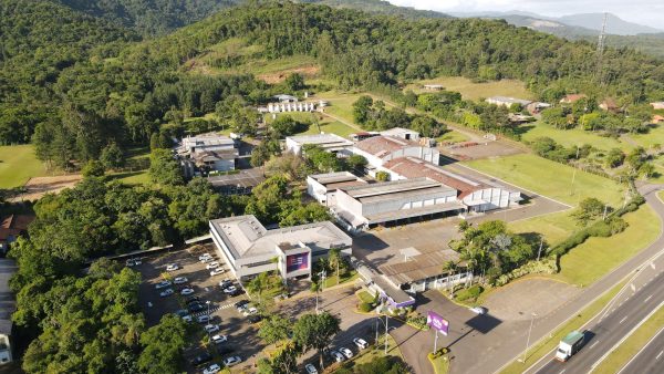 Grande área verde junto à Matriz, em Campo Bom (RS) é uma das que contribuem para neutralizar as emissões de Carbono da companhia. Foto de Alan Jacobs/Play Content