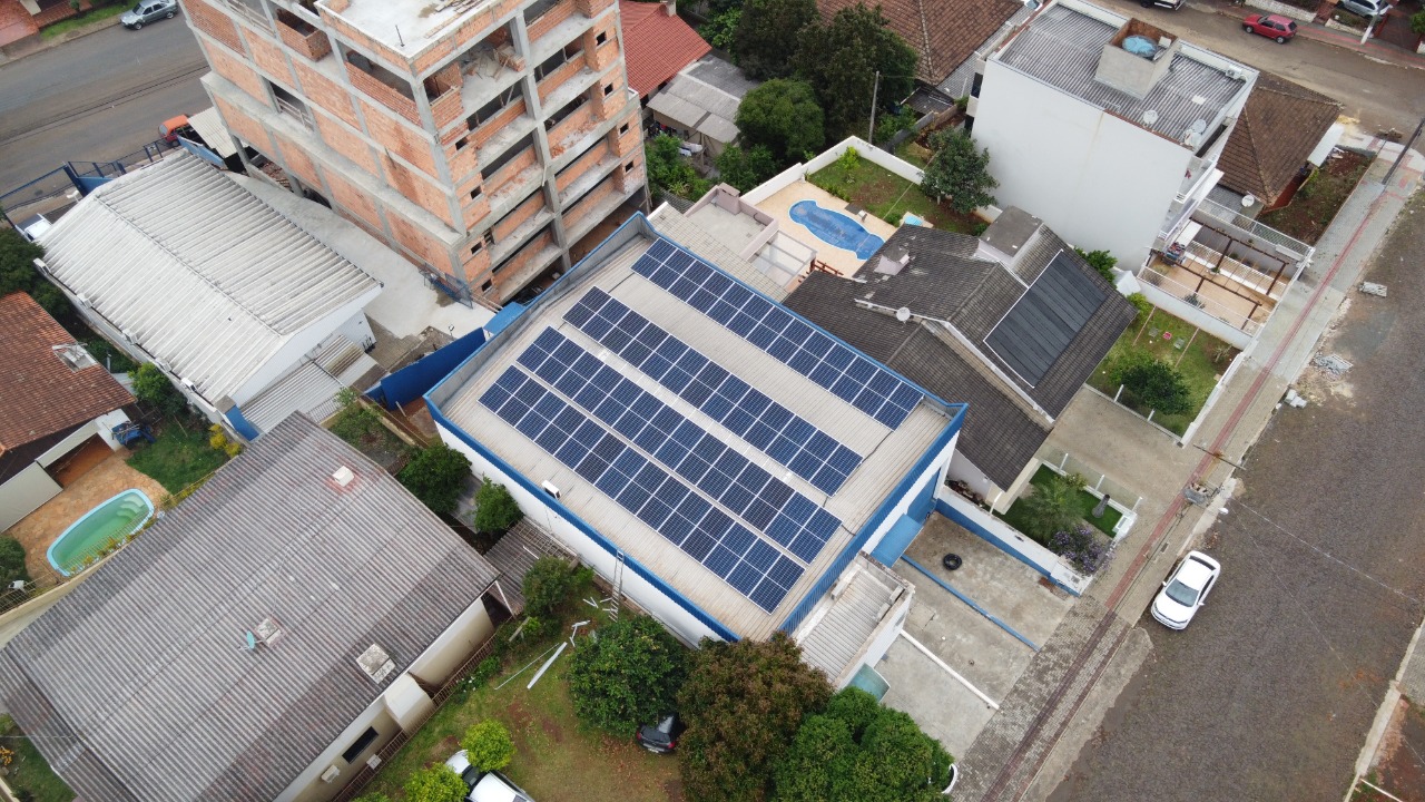 Empresa instala usina fotovoltaica e abastece suas 5 unidades localizadas no sul do país