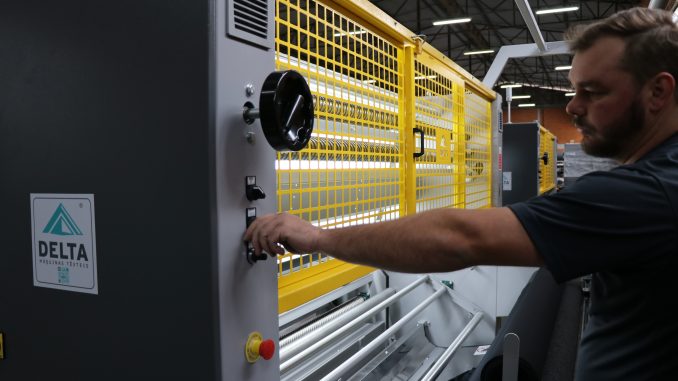 Fundada em 2007 em Pomerode (SC), a Delta Máquinas Têxteis é referência em tecnologia para otimização da produção industrial têxtil através do desenvolvimento de máquinas, equipamentos e softwares.