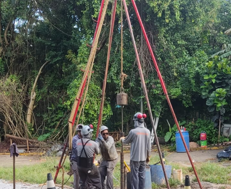 Foto: Arquivo pessoal Arthur Teixeira Askinis - Foto: Tripé de sondagem com martelo