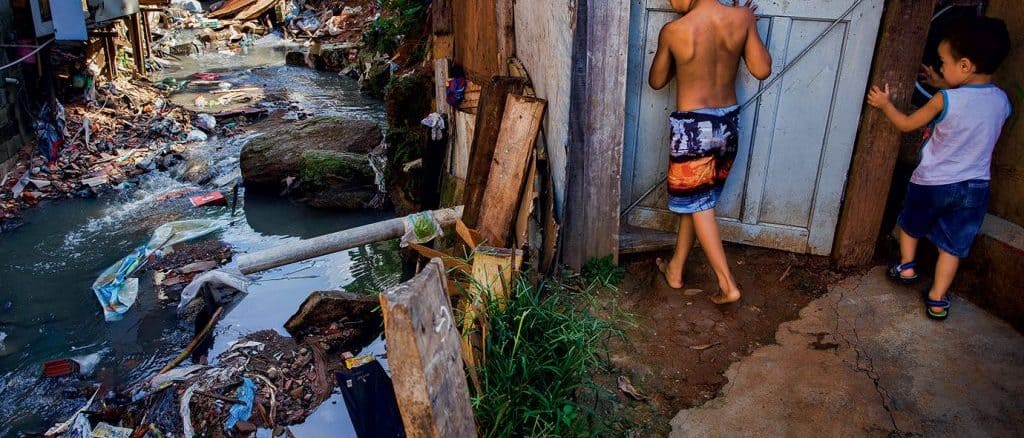 Foto: Autor desconhecido | Problemas de saneamento e saúde pública