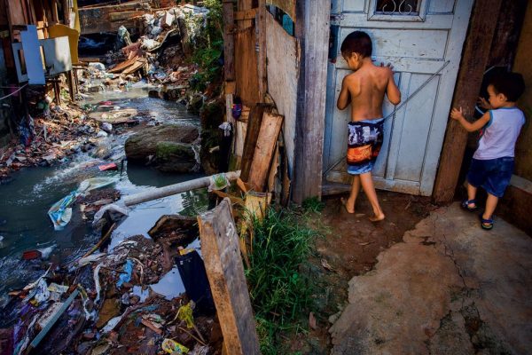 Foto: Autor desconhecido | Problemas de saneamento e saúde pública