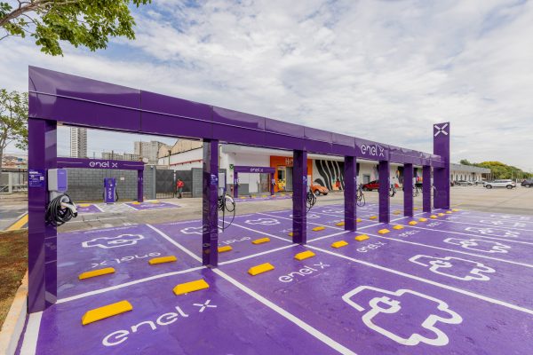 Foto: SP Market ; Espaço localizado no estacionamento do shopping tem capacidade para recarregar até 20 veículos simultaneamente.