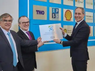 Foto: Vice presidente da Shell entrega placa de ingresso ao reitor da USP e diretor do RCGI no ETCA