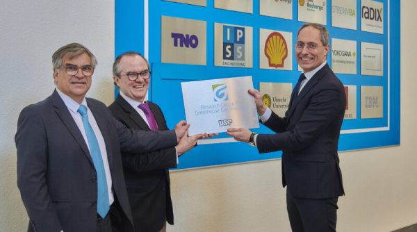 Foto: Vice presidente da Shell entrega placa de ingresso ao reitor da USP e diretor do RCGI no ETCA