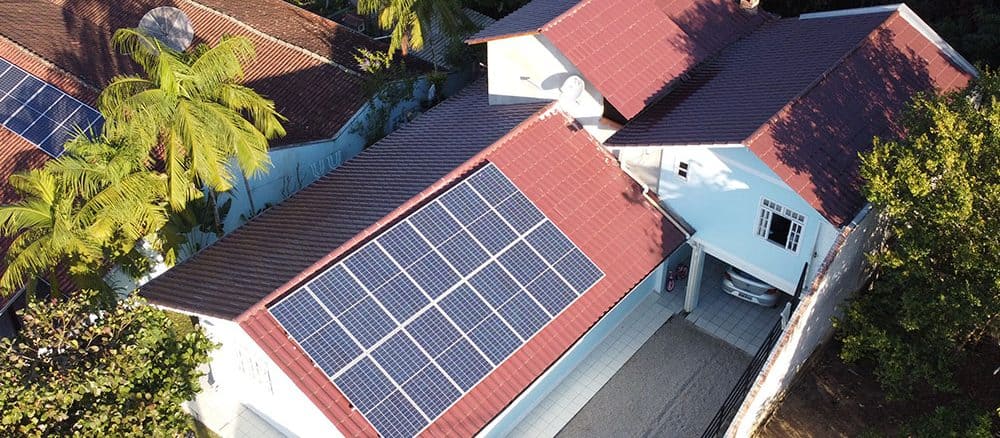 Foto: Usina solar instalada no telhado de comércio em Blumenau. Projeto e instalação da Solar Vale.