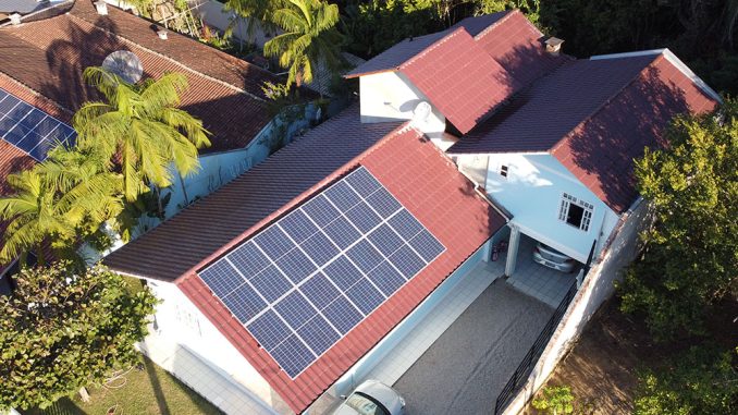 Foto: Usina solar instalada no telhado de comércio em Blumenau. Projeto e instalação da Solar Vale.