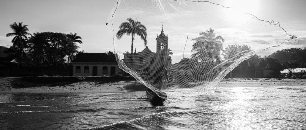 Foto: © Mário Barila - Pescador no litoral fluminense