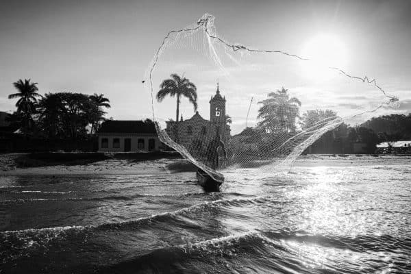 Foto: © Mário Barila - Pescador no litoral fluminense