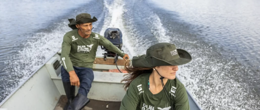 Foto: Gabriel Marchi - A consultora socioambiental do projeto, Juliana Pina, acompanha os pescadores nas gravações da websérie.