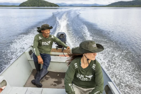 Foto: Gabriel Marchi - A consultora socioambiental do projeto, Juliana Pina, acompanha os pescadores nas gravações da websérie.