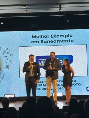 Foto: Os troféus que consolidaram o reconhecimento foram recebidos, em nome do prefeito Odelmo Leão, pelo diretor-geral do DMAE, Renato Rezende.