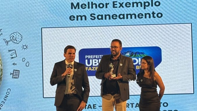 Foto: Os troféus que consolidaram o reconhecimento foram recebidos, em nome do prefeito Odelmo Leão, pelo diretor-geral do DMAE, Renato Rezende.