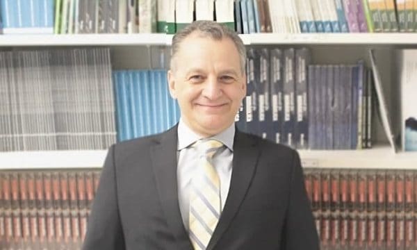 Luiz Roberto Gravina Pladevall é graduado em Engenharia Civil pela FAAP (1985), com MBA em Direção de Empresas de Engenharia (2003), também na FAAP.