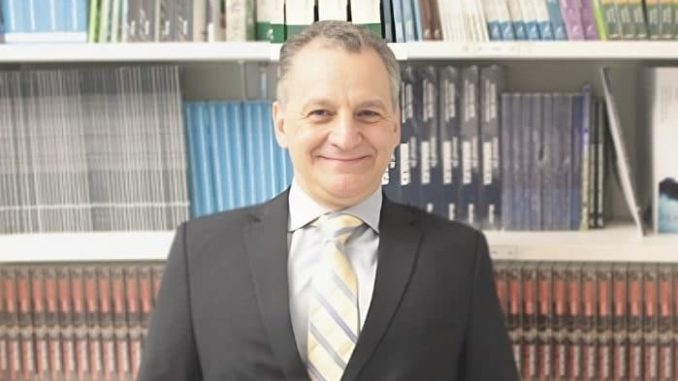 Luiz Roberto Gravina Pladevall é graduado em Engenharia Civil pela FAAP (1985), com MBA em Direção de Empresas de Engenharia (2003), também na FAAP.