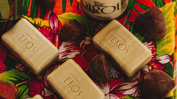 Foto: Cabron Studios | Os frascos da linha Ekos são feitos com 100% de plástico reciclado. Foto: Cabron Studios | Os frascos da linha Ekos são feitos com 100% de plástico reciclado.