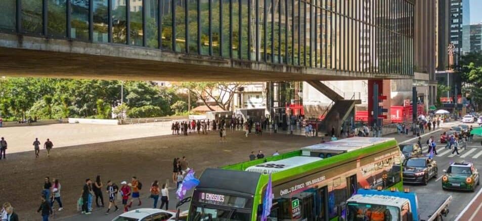 Foto: Carreata de veículos elétricos em São Paulo em 2023