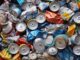 Foto: @ball - Desperdício de alumínio reciclável representado por latas comprimidas.
