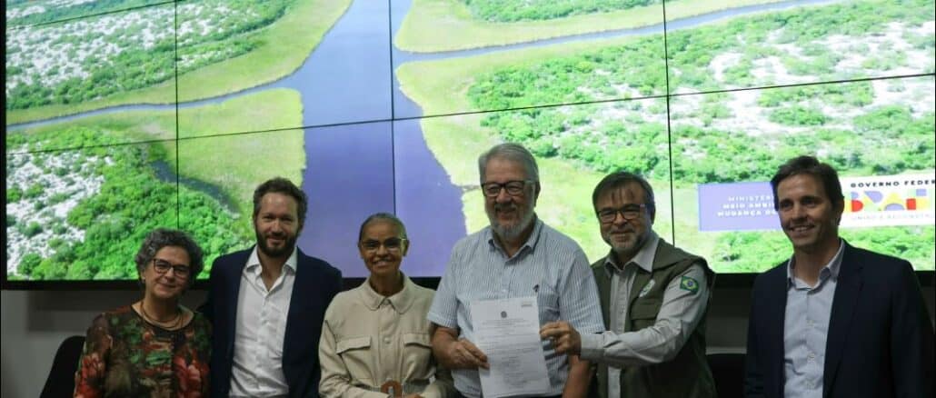 Foto: Divulgação - Ministério do Meio Ambiente | Da esquerda para a direita: Tereza Campello, diretora socioambiental do BNDES; Plinio Ribeiro, cofundador e presidente do Conselho da Parquetur; Marina Silva, ministra do Meio Ambiente; Claudio Pádua, cofundador da Parquetur; Mauro Pires, presidente do ICMBio; e Pedro Cleto, diretor-executivo da Parquetur