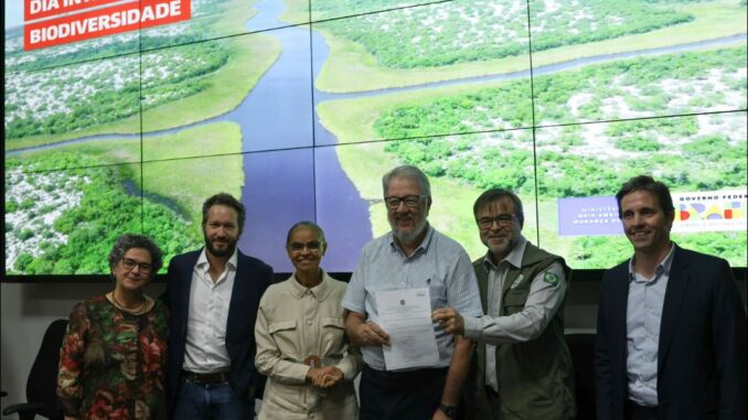 Foto: Divulgação - Ministério do Meio Ambiente | Da esquerda para a direita: Tereza Campello, diretora socioambiental do BNDES; Plinio Ribeiro, cofundador e presidente do Conselho da Parquetur; Marina Silva, ministra do Meio Ambiente; Claudio Pádua, cofundador da Parquetur; Mauro Pires, presidente do ICMBio; e Pedro Cleto, diretor-executivo da Parquetur