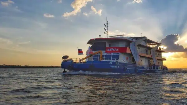 Foto: Divulgação | Yamaha A cooperação com o Senai Amazonas providencia o barco-escola Samaúma para formar a população ribeirinha com curso sobre mecânica de motos