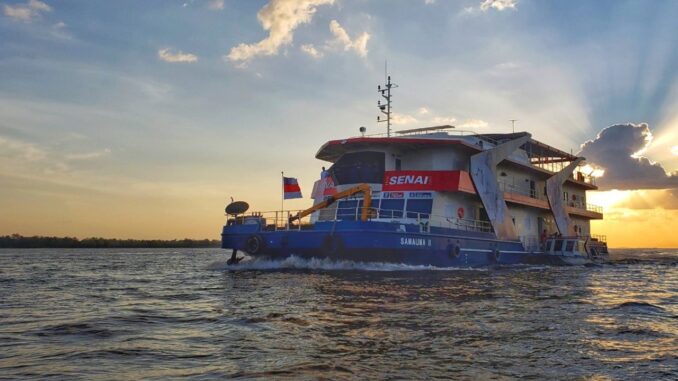 Foto: Divulgação | Yamaha A cooperação com o Senai Amazonas providencia o barco-escola Samaúma para formar a população ribeirinha com curso sobre mecânica de motos Foto: Divulgação | Yamaha A cooperação com o Senai Amazonas providencia o barco-escola Samaúma para formar a população ribeirinha com curso sobre mecânica de motos