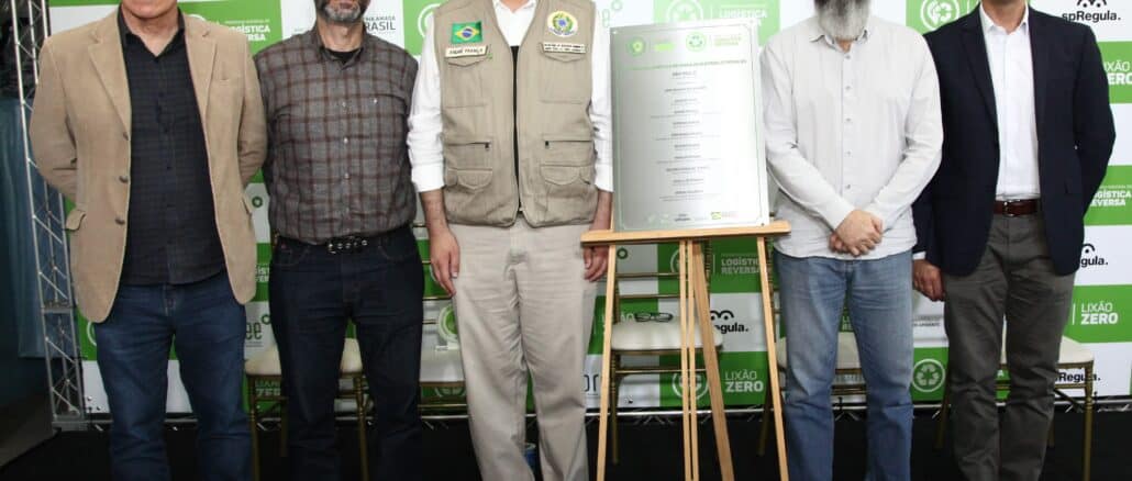 Foto: Divulgação - Luiz Gonzaga (Presidente da Associação Brasileira de Empresas de Tratamento de Resíduos e Efluentes - ABETRE), Mauro Haddad (Gerente de Saneamento da Agência Reguladora de Serviços Públicos do Município de São Paulo - SP Regula), André França (Secretário de Qualidade do Ministério do Meio Ambiente), Alex Luiz Pereira (Presidente da Coooermiti) e o Sergio de Carvalho Mauricio (Presidente da ABREE)