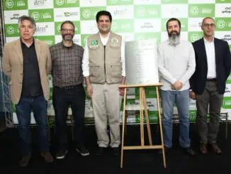 Foto: Divulgação - Luiz Gonzaga (Presidente da Associação Brasileira de Empresas de Tratamento de Resíduos e Efluentes - ABETRE), Mauro Haddad (Gerente de Saneamento da Agência Reguladora de Serviços Públicos do Município de São Paulo - SP Regula), André França (Secretário de Qualidade do Ministério do Meio Ambiente), Alex Luiz Pereira (Presidente da Coooermiti) e o Sergio de Carvalho Mauricio (Presidente da ABREE)