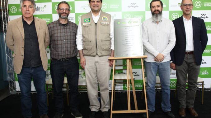 Foto: Divulgação - Luiz Gonzaga (Presidente da Associação Brasileira de Empresas de Tratamento de Resíduos e Efluentes - ABETRE), Mauro Haddad (Gerente de Saneamento da Agência Reguladora de Serviços Públicos do Município de São Paulo - SP Regula), André França (Secretário de Qualidade do Ministério do Meio Ambiente), Alex Luiz Pereira (Presidente da Coooermiti) e o Sergio de Carvalho Mauricio (Presidente da ABREE)