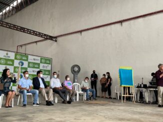 Foto: Normando Lopes | Da esquerda para direita - Sebastião Reis (Semulsp); Mara Ballam (Abree); David Almeida (Prefeito); André França (Ministério do Meio Ambiente); Eduardo Taveira (Sema); Cacilda Soares Viana (Ascarman); Antônio Stroski (Semmas); Virgílio Viana (FAS)