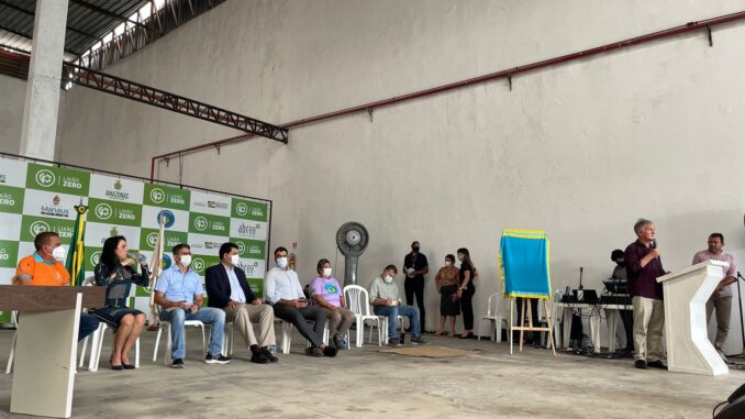 Foto: Normando Lopes | Da esquerda para direita - Sebastião Reis (Semulsp); Mara Ballam (Abree); David Almeida (Prefeito); André França (Ministério do Meio Ambiente); Eduardo Taveira (Sema); Cacilda Soares Viana (Ascarman); Antônio Stroski (Semmas); Virgílio Viana (FAS)