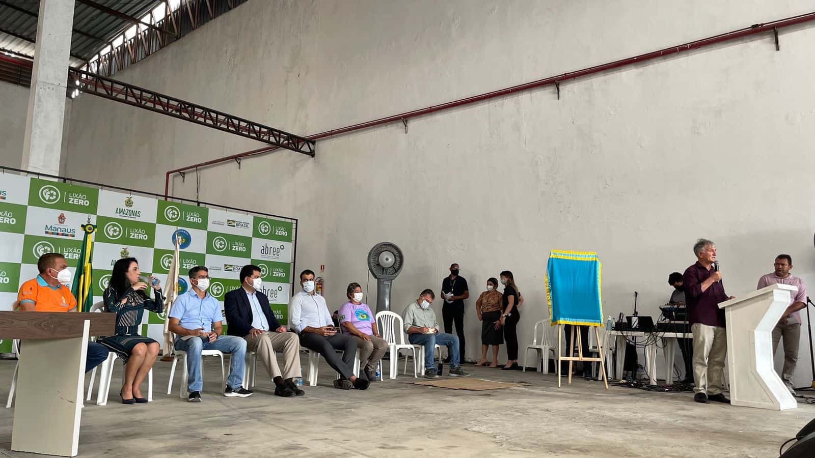 Foto: Normando Lopes | Da esquerda para direita – Sebastião Reis (Semulsp); Mara Ballam (Abree); David Almeida (Prefeito); André França (Ministério do Meio Ambiente); Eduardo Taveira (Sema); Cacilda Soares Viana (Ascarman); Antônio Stroski (Semmas); Virgílio Viana (FAS)