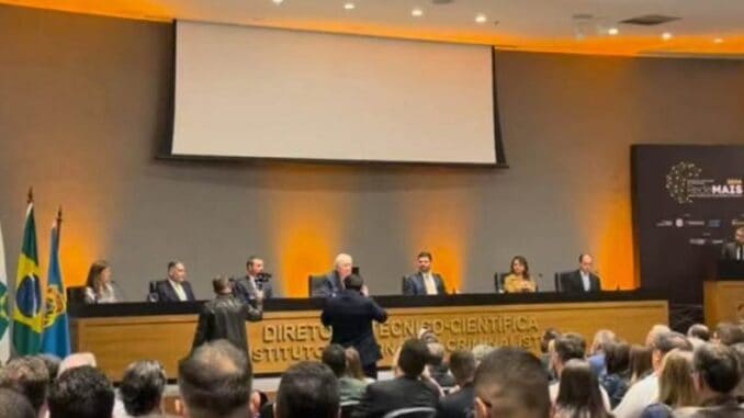 Foto: Esquerda para direita: Camila Pintarelli, Diretora de Gestão do Fundo Nacional de Segurança Pública – SENASP; Mário Luiz Sarrubbo, Secretário Nacional de Segurança Pública – SENASP; Andrei Augusto Passos Rodrigues, Diretor Geral da Polícia Federal – PF Foto: Esquerda para direita: Camila Pintarelli, Diretora de Gestão do Fundo Nacional de Segurança Pública – SENASP; Mário Luiz Sarrubbo, Secretário Nacional de Segurança Pública – SENASP; Andrei Augusto Passos Rodrigues, Diretor Geral da Polícia Federal – PF