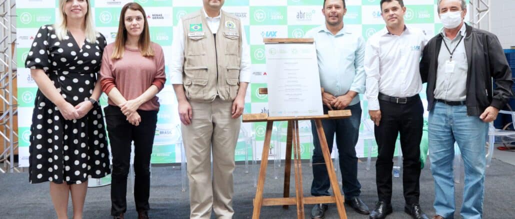 Foto: Helen Brito (Gerente de Relações Instrucionais da ABREE), Lília Aparecida de Castro (Superintendente de Saneamento Básico da SEMAD), André França (Secretário de Qualidade Ambiental do Ministério do Meio Ambiente), Eduardo Ravelo Fonseca (Presidente da CODANORTE), André Luiz Lopes Miranda (Proprietário DA LAX serviços ambientais) e Soter Magno (Secretário de Meio Ambiente de Montes Claros)