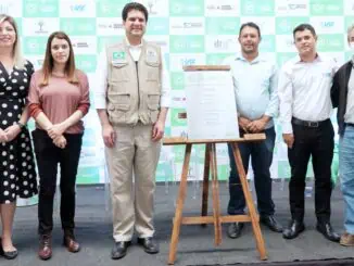 Foto: Helen Brito (Gerente de Relações Instrucionais da ABREE), Lília Aparecida de Castro (Superintendente de Saneamento Básico da SEMAD), André França (Secretário de Qualidade Ambiental do Ministério do Meio Ambiente), Eduardo Ravelo Fonseca (Presidente da CODANORTE), André Luiz Lopes Miranda (Proprietário DA LAX serviços ambientais) e Soter Magno (Secretário de Meio Ambiente de Montes Claros)