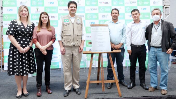 Foto: Helen Brito (Gerente de Relações Instrucionais da ABREE), Lília Aparecida de Castro (Superintendente de Saneamento Básico da SEMAD), André França (Secretário de Qualidade Ambiental do Ministério do Meio Ambiente), Eduardo Ravelo Fonseca (Presidente da CODANORTE), André Luiz Lopes Miranda (Proprietário DA LAX serviços ambientais) e Soter Magno (Secretário de Meio Ambiente de Montes Claros) Foto: Helen Brito (Gerente de Relações Instrucionais da ABREE), Lília Aparecida de Castro (Superintendente de Saneamento Básico da SEMAD), André França (Secretário de Qualidade Ambiental do Ministério do Meio Ambiente), Eduardo Ravelo Fonseca (Presidente da CODANORTE), André Luiz Lopes Miranda (Proprietário DA LAX serviços ambientais) e Soter Magno (Secretário de Meio Ambiente de Montes Claros)