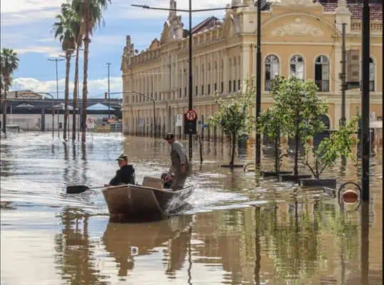 Foto: Rafa Neddermeyer/Agência Brasil | Centro histórico de Porto Alegre alagado devido às fortes chuvas.