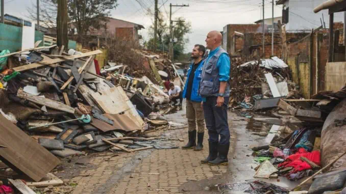 Foto: ACNUR/Ricardo Ara | O Representante do ACNUR no Brasil, Davide Torzilli, e o Assessor Especial do ACNUR para Ações Climáticas, Andrew Harper, realizaram visitas técnicas em bairros impactados pelas enchentes no RS.